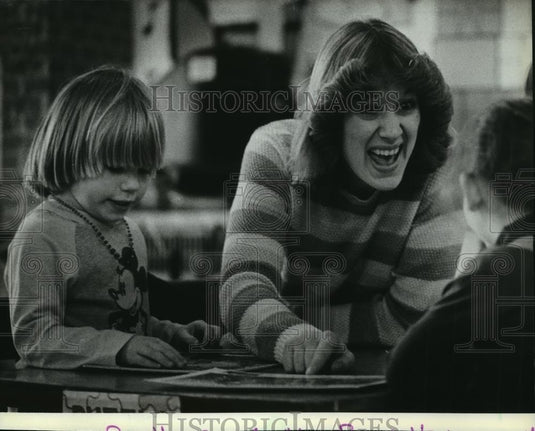 1982 Press Photo Plymouth Children's Center Staff Member, Bette Cira, With Kids - Historic Images