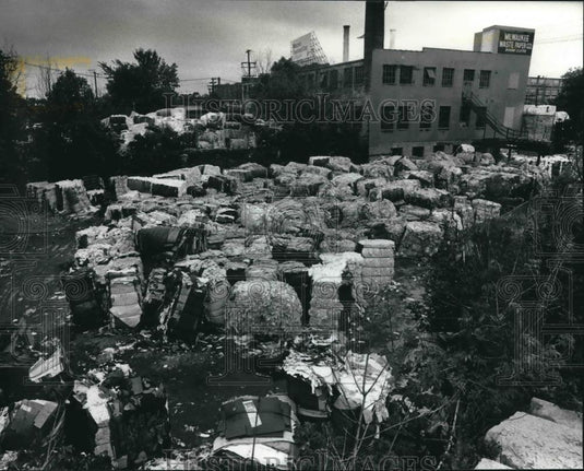 1989 Press Photo Milwaukee Waste Paper Company Building Structurally Unsound - Historic Images