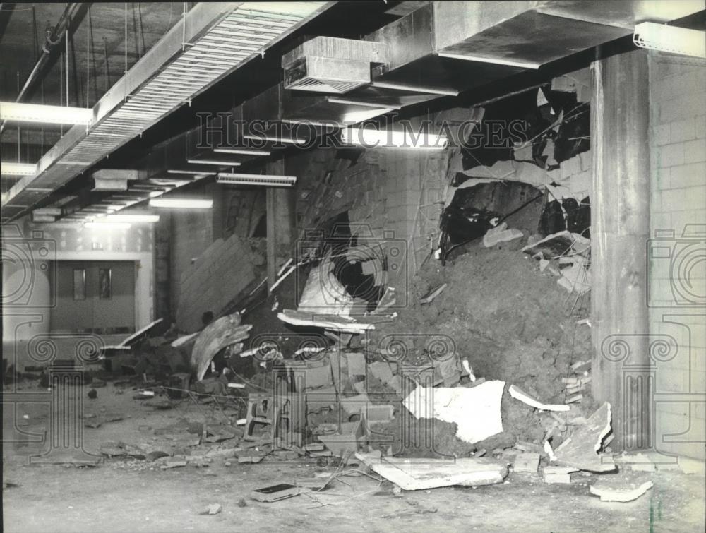 1982 Press Photo Collapsed wall between Froedtert and County General Hospital - Historic Images