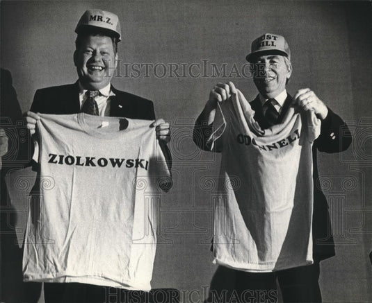 1980 Press Photo Milwaukee County Executive William O'Donnell shows off shirt - Historic Images