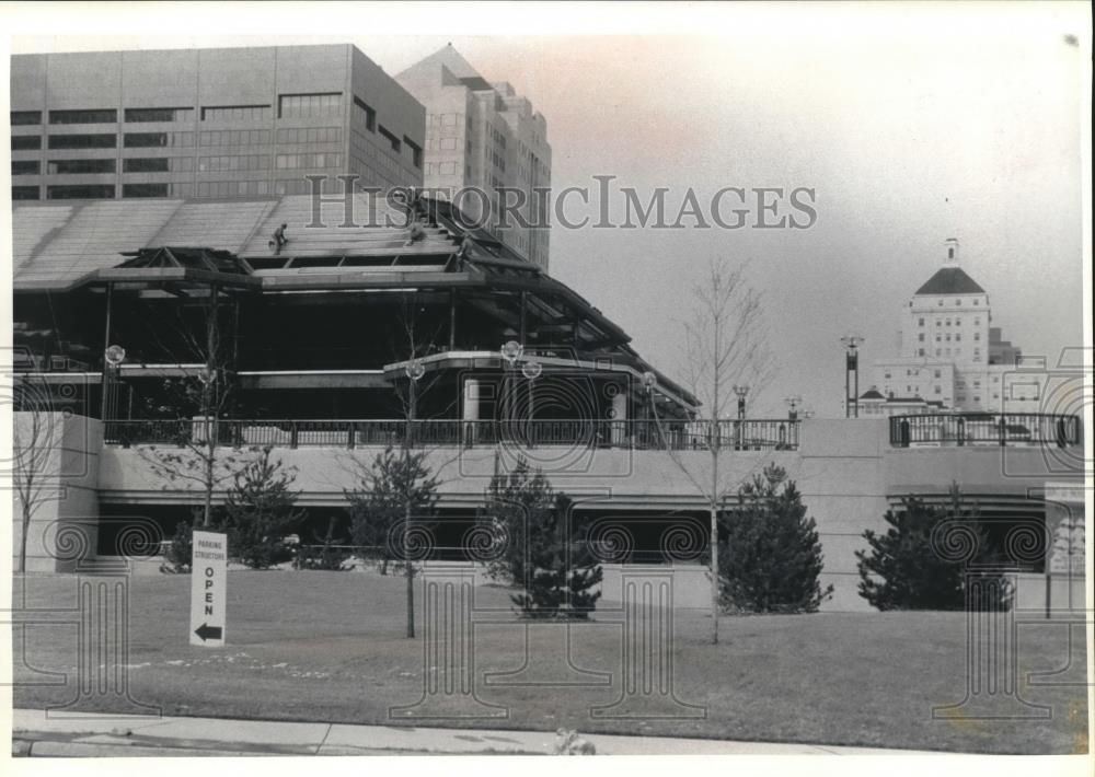 1992 Press Photo Workers roofing Miller Pavilion, home of Discovery World Museum - Historic Images