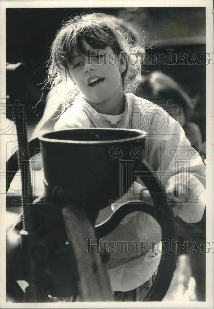 1992 Press Photo Kristina Knutson, New Berlin Historical Society Applefest - Historic Images