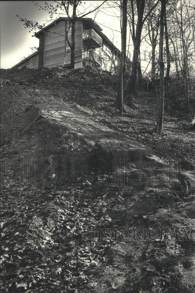 1987 Press Photo Raised layer of dirt in Jacobus Park marks route of storm sewer - Historic Images