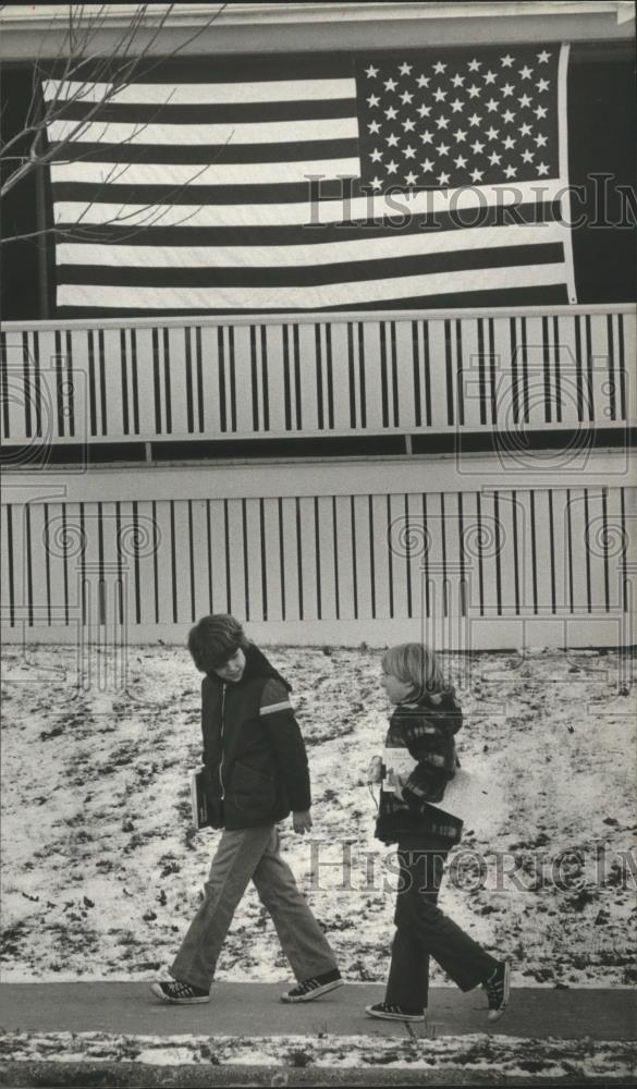 1979 Press Photo Children walk past American flag on National Unity Day - Historic Images