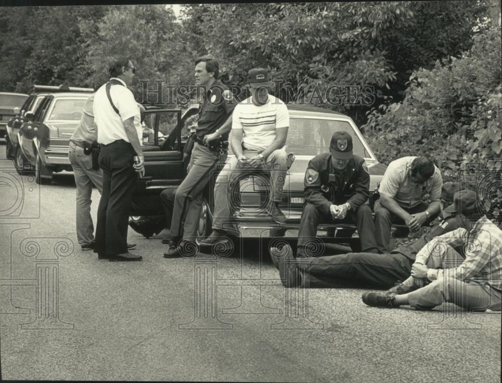 1987 Press Photo Group of searchers take a rest looking for body in Mequon - Historic Images