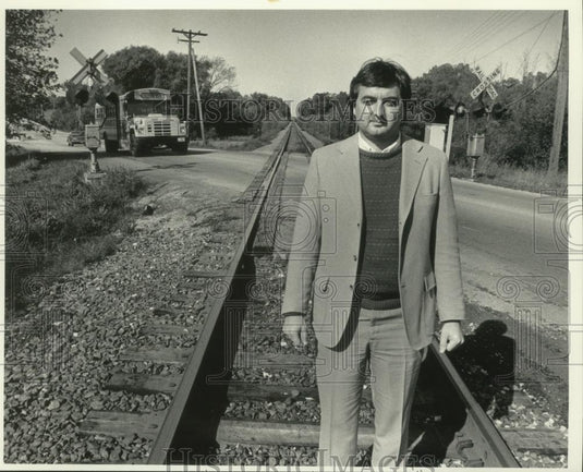 1983 Press Photo Alec Karter working to get gate installed at this rail crossing - Historic Images