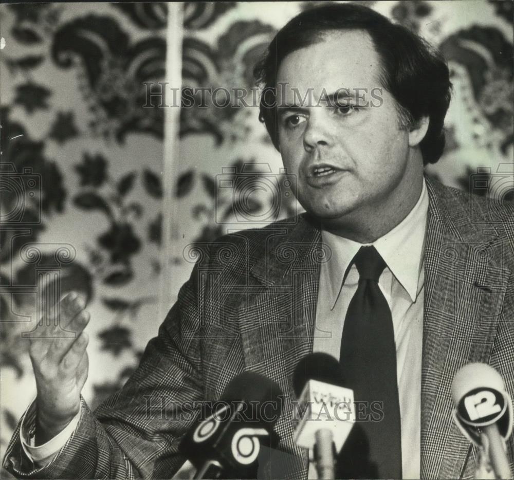 1982 Press Photo Senator Robert W Kasten Jr speaking - mjb77211 - Historic Images