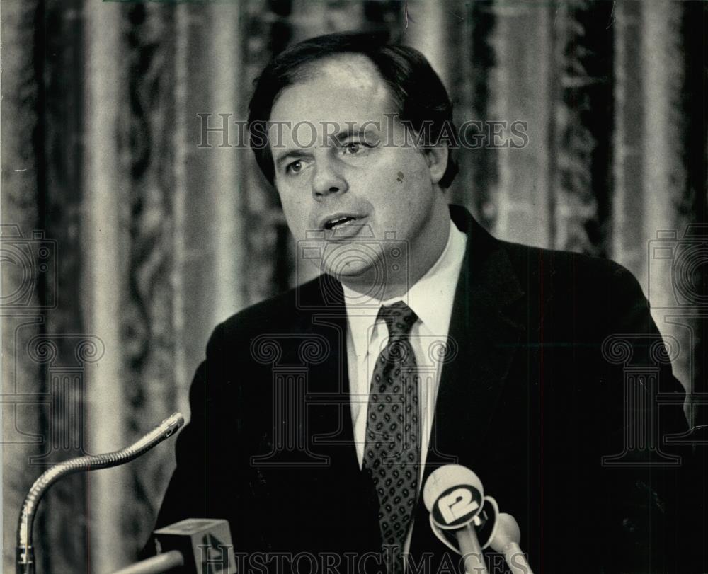 1985 Press Photo Senator Robert Kasten Jr at new conference, Wisconsin - Historic Images