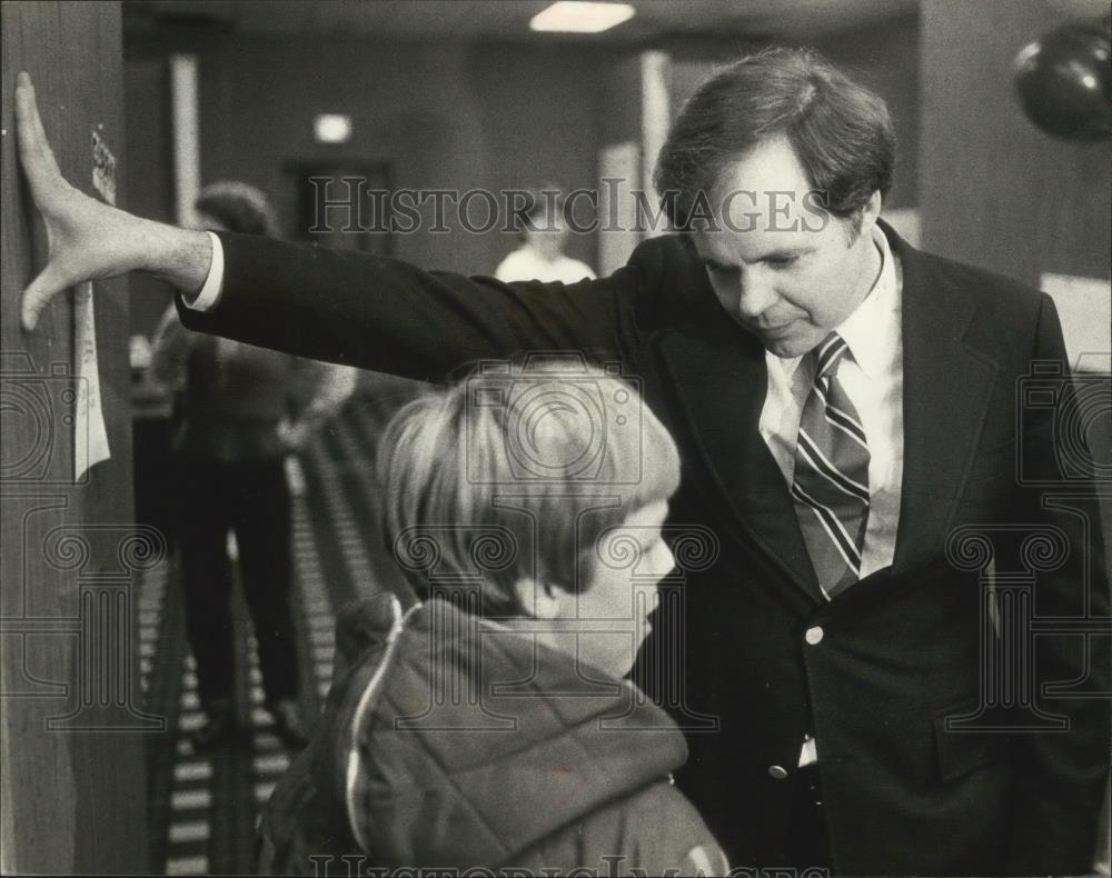 1980 Press Photo Senator Kasten with Young Ken Zibel. Brown Port Shopping Center - Historic Images