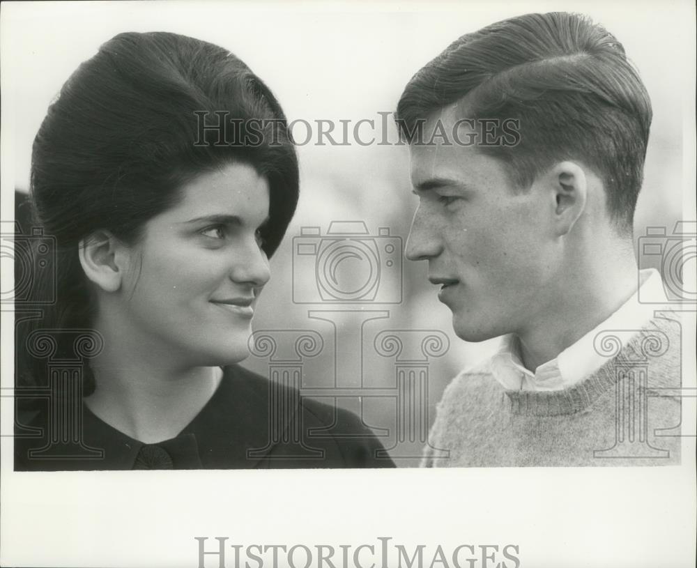 Press Photo Lucy Baines Johnson looking at a boy - mjb77317 - Historic Images