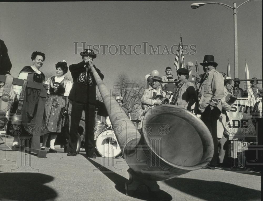 1985 Press Photo Musician blew a Swiss Horn during Mexican Independence Day - Historic Images