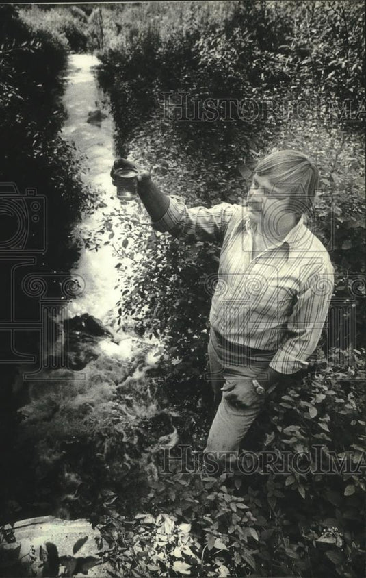 1981 Press Photo Sewage manger, Robert Hyde tests water at Bark River Outlet - Historic Images