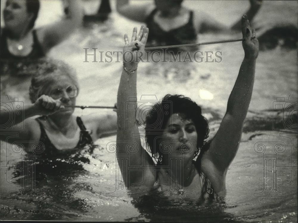 1993 Press Photo Eunice Gehrke (L) &amp; Jodie Zimmerman exercise in a pool - Historic Images