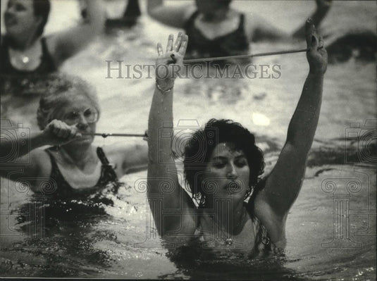 1993 Press Photo Eunice Gehrke (L) & Jodie Zimmerman exercise in a pool - Historic Images