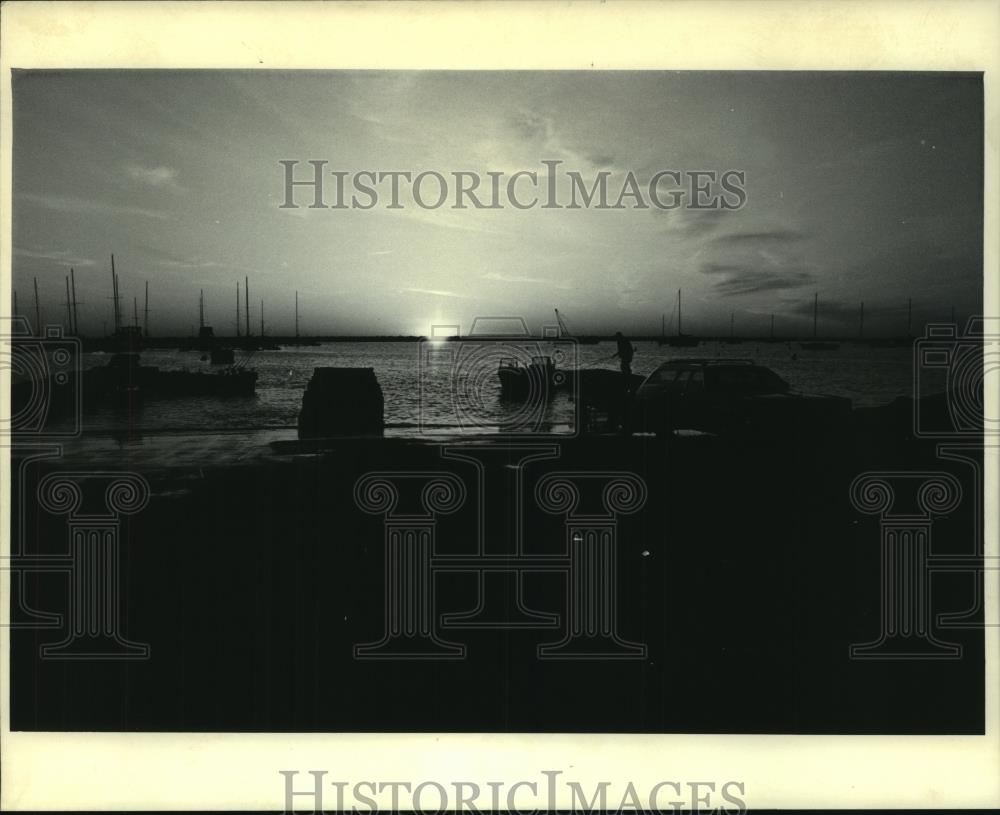 1985 Press Photo Fishermen launch boats at dawn in Milwaukee&#39;s South Side Park - Historic Images