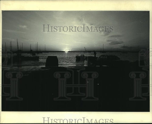 1985 Press Photo Fishermen launch boats at dawn in Milwaukee's South Side Park - Historic Images