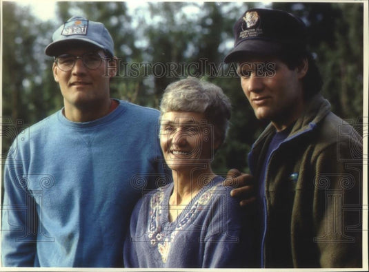 1993 Press Photo Blind Climber, Joni Phelps, 54, with her sons in Anchorage, AK - Historic Images
