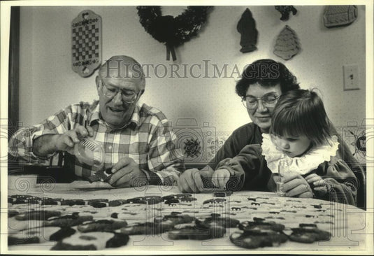 1991 Press Photo Alvin & Dorothy Pfeiffer Decorate Christmas Cookies, Cedarburg - Historic Images