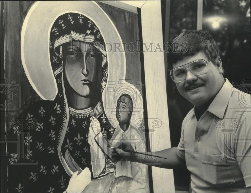 1985 Press Photo Charles Frank with replica art of a Black Madonna, Wisconsin - Historic Images