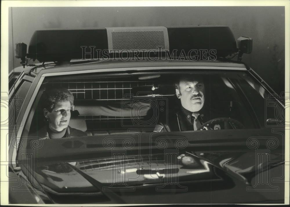 1982 Press Photo Janet and Robert Birnschein in police squad car Wisconsin - Historic Images