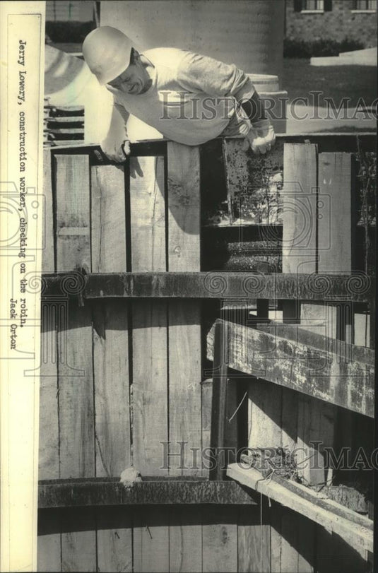 1985 Press Photo Construction worker Jerry Lowery views robin's nest Milwaukee - Historic Images
