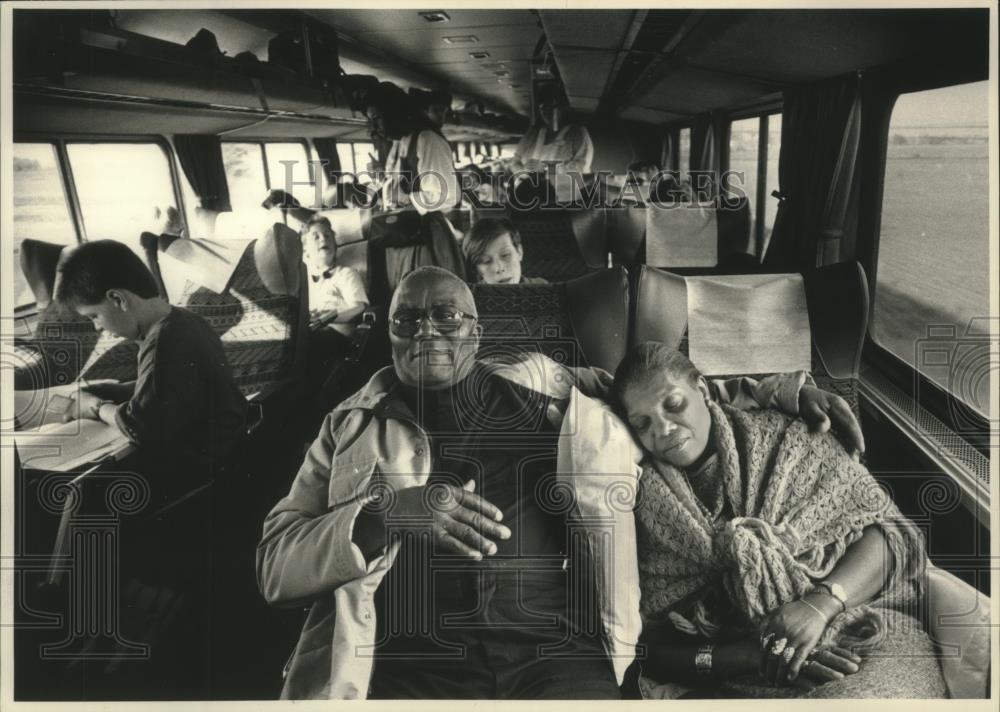 1983 Press Photo Otis and Laura Rawls on train with Milwaukee students - Historic Images