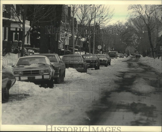 1985 Press Photo Alderman McGee complains about inner city snowplowing efforts - Historic Images