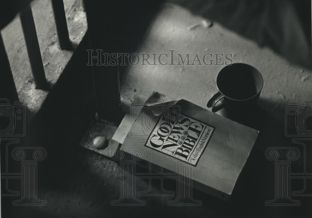 1991 Press Photo Bible inside jail cell, Milwaukee County House of Corrections - Historic Images