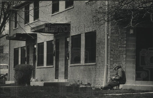 1989 Press Photo Resident of Westlawn Housing Project sits on front step - Historic Images