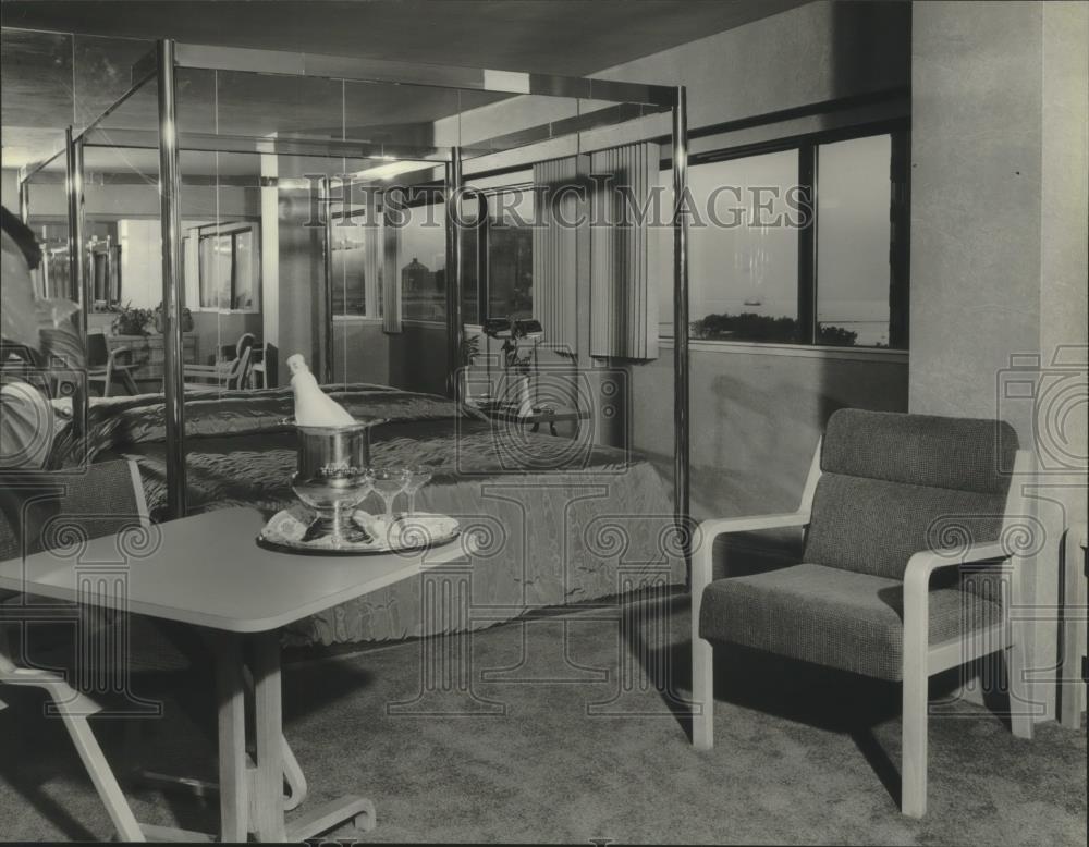 1980 Press Photo Bridal suite at the Milwaukee Inn, Park East Hotel - mjb81333 - Historic Images