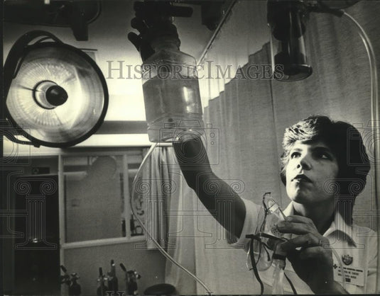 1980 Press Photo Nurse Kathleen McCarthy, in emergency room at hospital, Wausau. - Historic Images