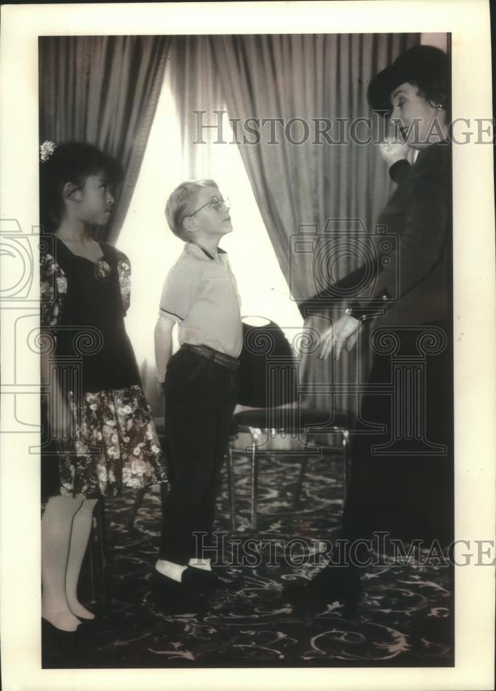 1993 Press Photo Charles Swan gets praise from Paula Person in etiquette class. - Historic Images