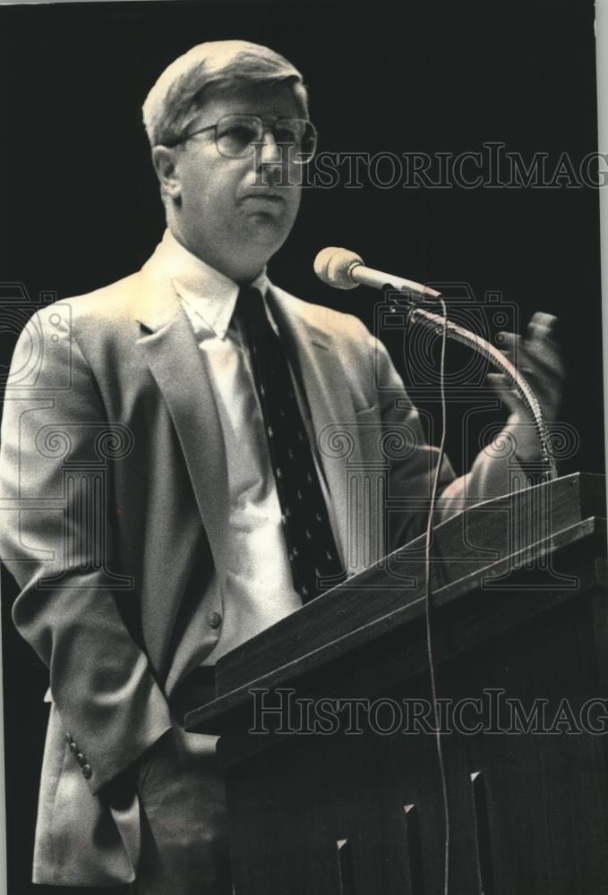 1990 Press Photo David Pfersch presents school budget to New Berlin residents - Historic Images