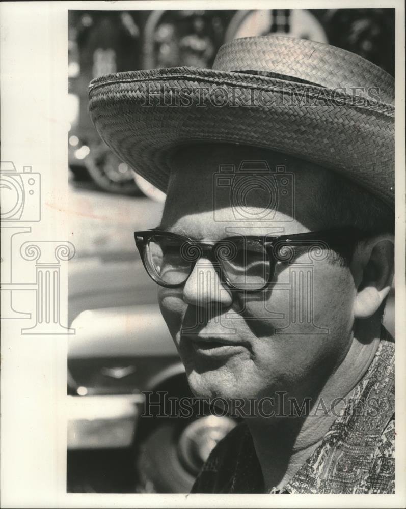 Press Photo Fred D. Pfeming, Jr. in hat at performance - mjb81475 - Historic Images