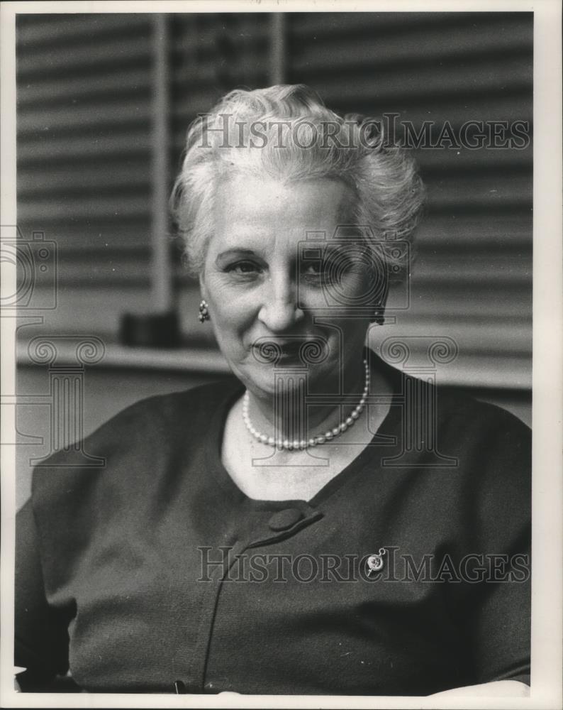 1983 Press Photo Mrs. Evelyn Pfeiffer, School board disciplinary committee - Historic Images