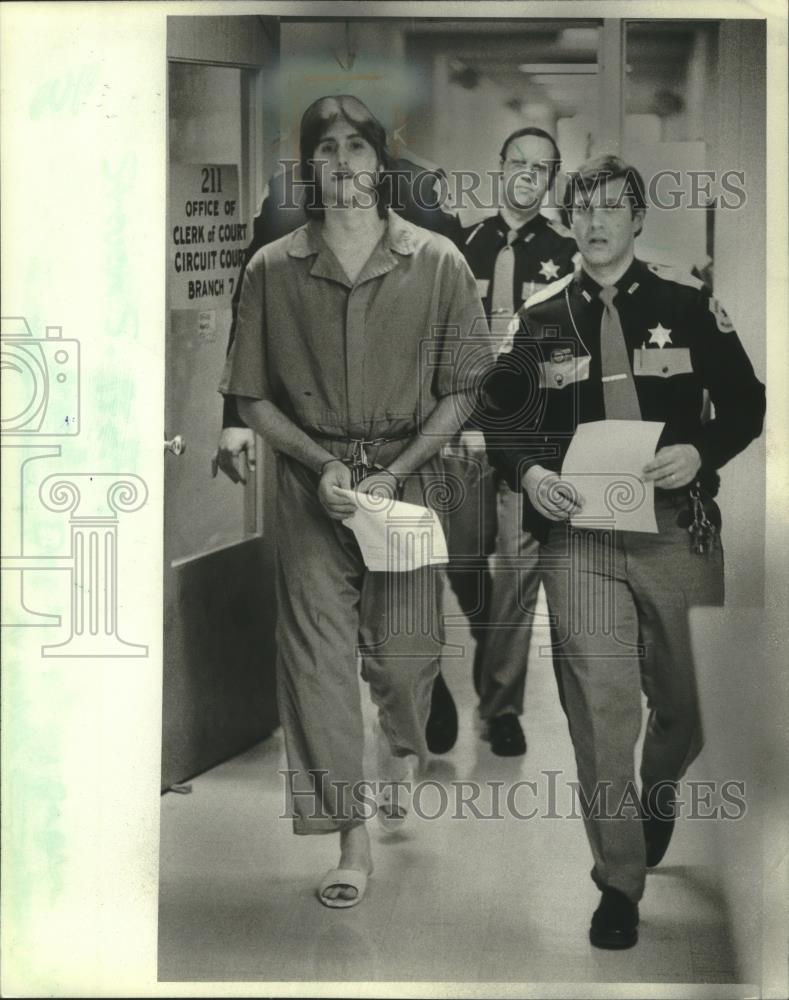 1982 Press Photo Steven S. Pfeffer escorted out of court by Waukesha deputies - Historic Images