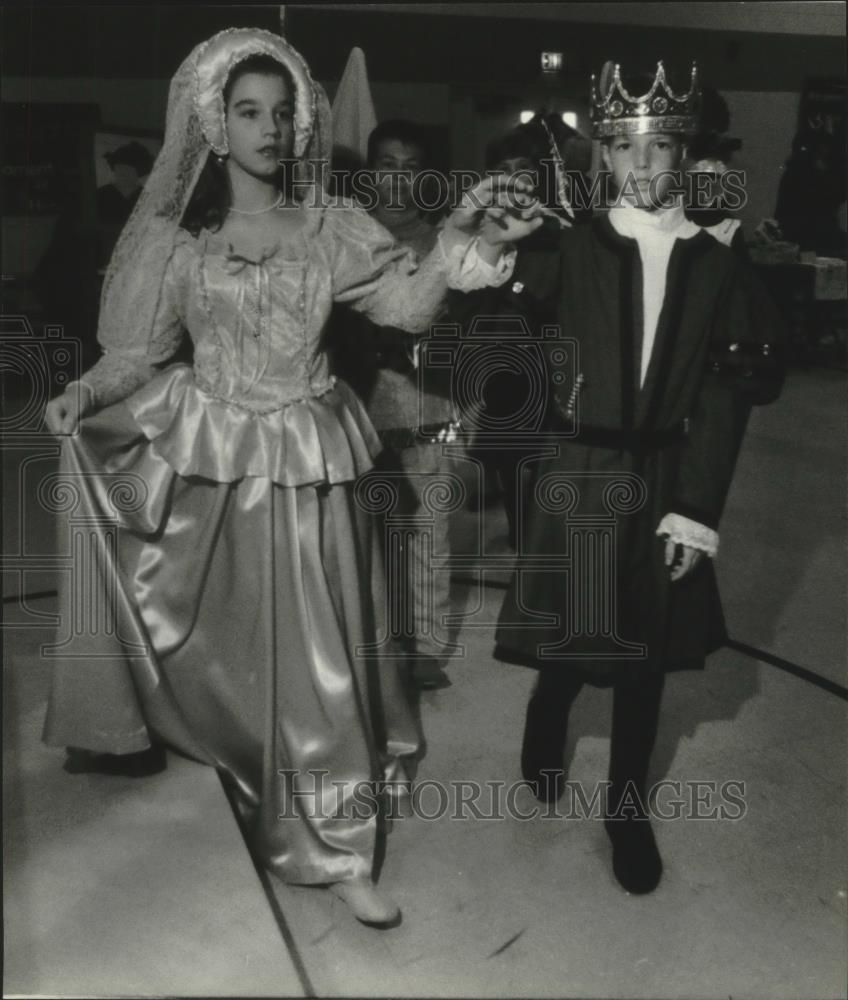 1994 Press Photo Sixth grade Middle Ages Queen and King Medieval Faire, Pewaukee - Historic Images