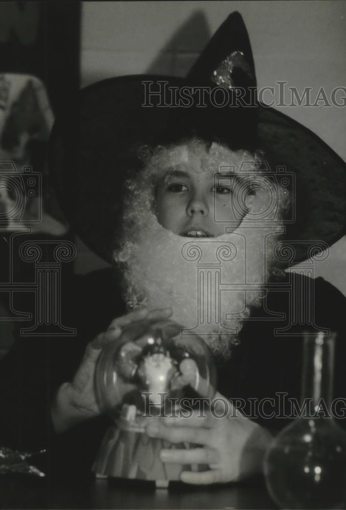 1994 Press Photo Medieval Faire, wizard watching crystal ball, Pewuakee School - Historic Images