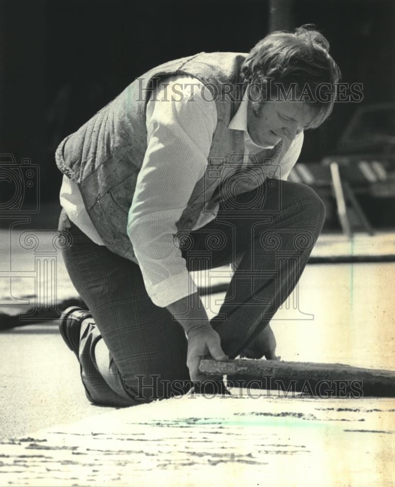 1985 Press Photo Roland Poska, Milwaukee artist, adjusts pieces of artwork - Historic Images