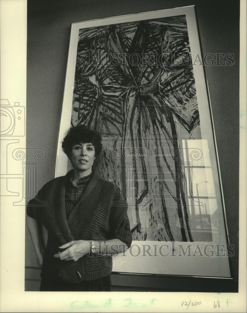 1985 Press Photo Posner Gallery owner Judith Posner beside woodcut Milwaukee - Historic Images