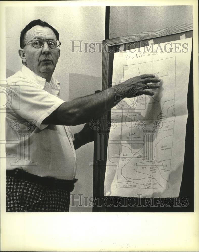 1980 Press Photo Ken Mautzke Zoning administrator shows swamp land - mjb81577 - Historic Images