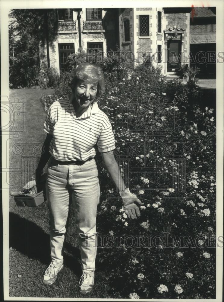 1990 Press Photo Rose Grower Joan Prince, Milwaukee Rose Societies Garden walk - Historic Images