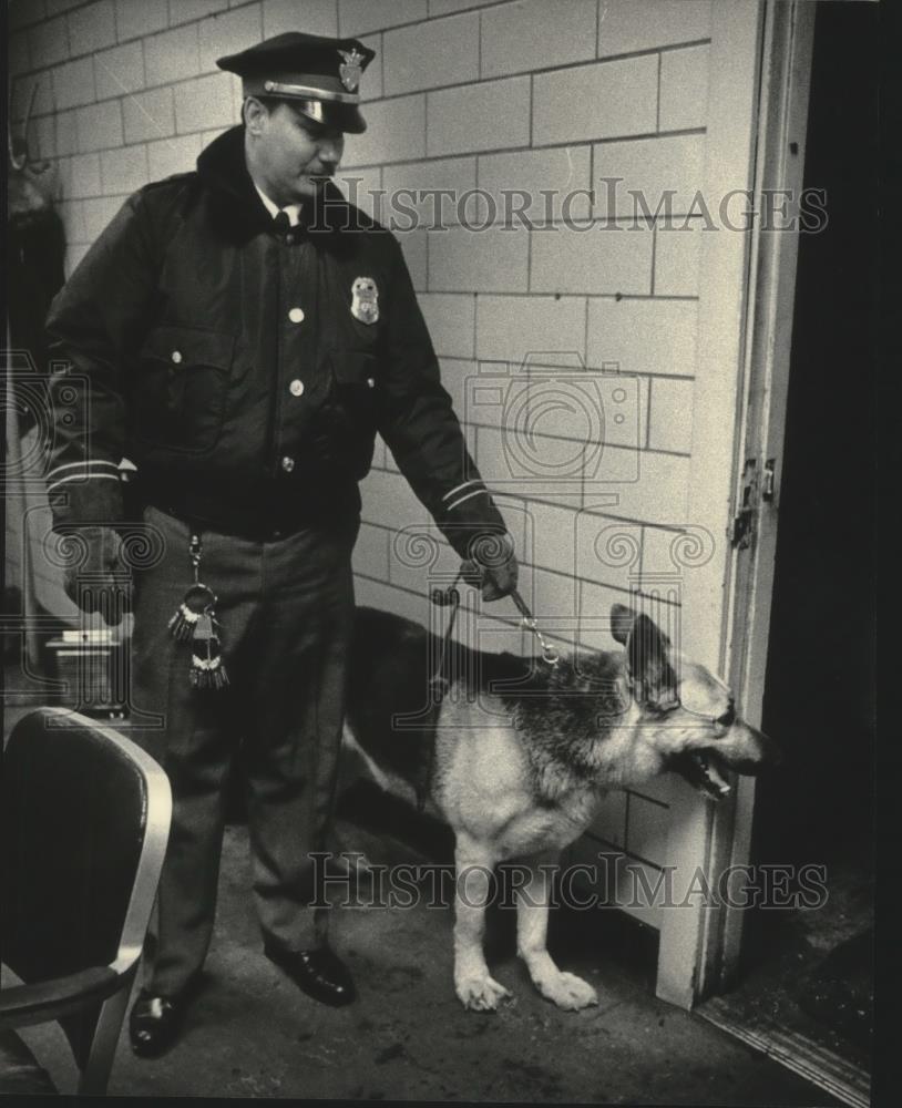 1985 Press Photo Pinkerton guard, David Alswager and his dog patrol a building - Historic Images