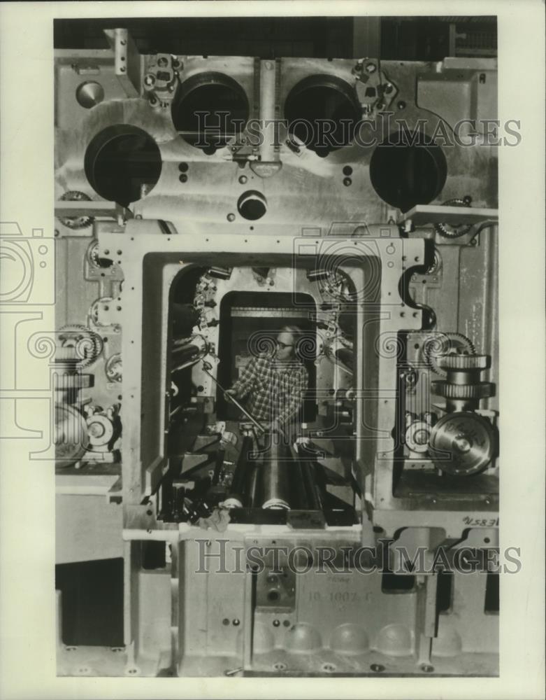 1983 Press Photo Rockwell technician checks press Cedar Rapids, Iowa - mjb81694 - Historic Images