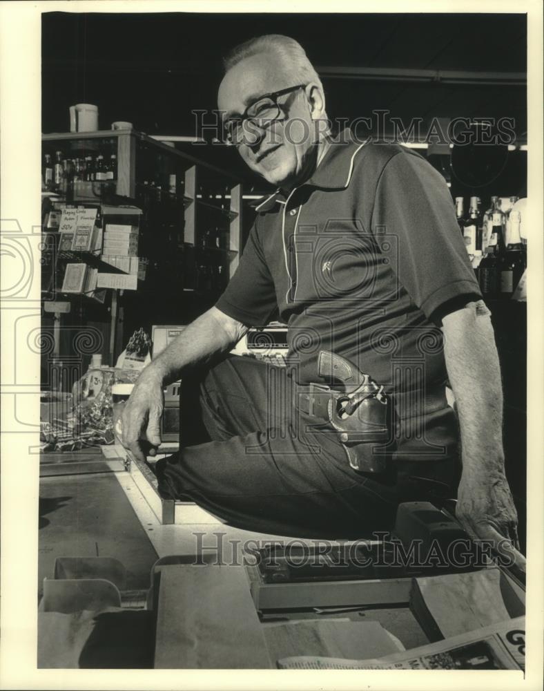 1987 Press Photo John Heinz Pfaff Wearing .38 Caliber Handgun in Liquor Store - Historic Images