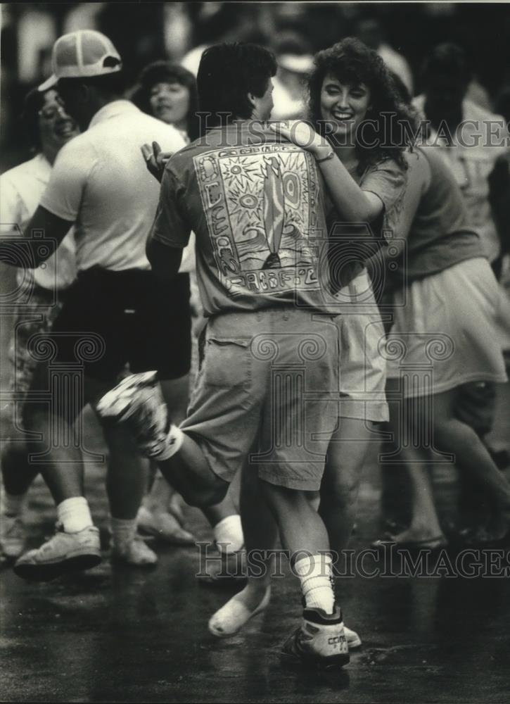 1991 Press Photo Couple dance to polka music at Polish Fest, Maier Festival Park - Historic Images