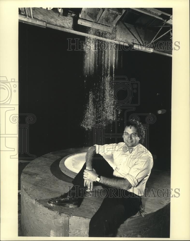 1987 Press Photo Steve Pevnick, in front of computerized fountain in Milwaukee - Historic Images