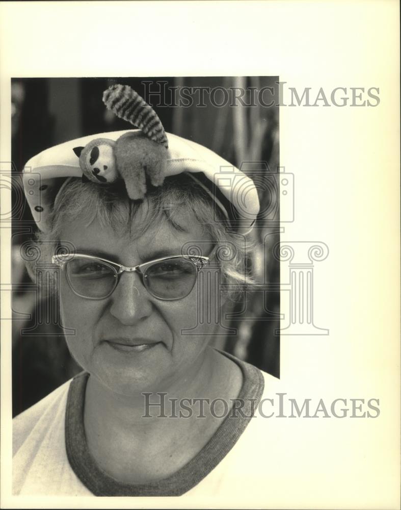 1986 Press Photo Paradise a former nun poses for picture, saves animals. - Historic Images