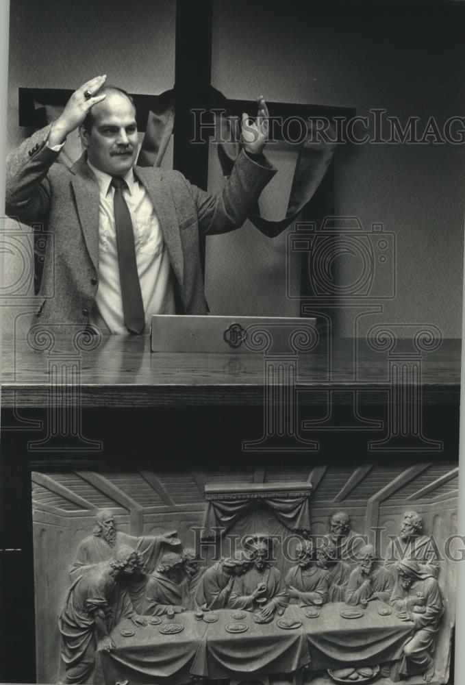 1988 Press Photo Reverend William Palmer does sign language at his church. - Historic Images