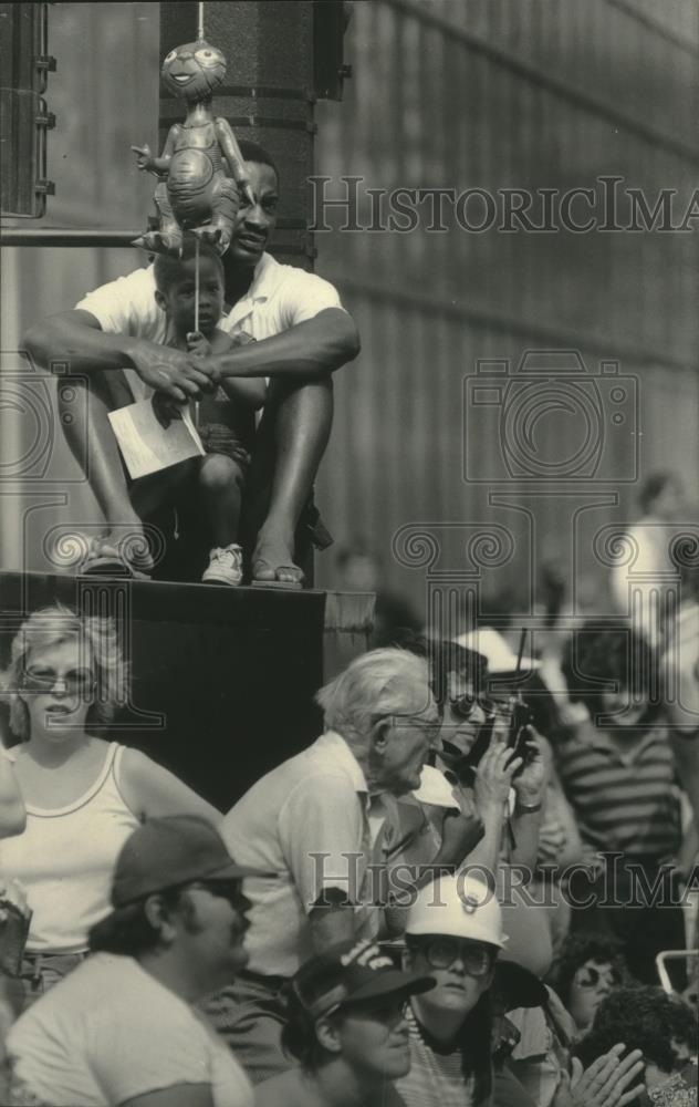 1983 Press Photo Ted Stribling and John Adams watch the City parade, Milwaukee. - Historic Images